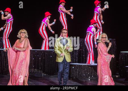 Geschwister Pfister in All-Singing, All-Dancing Yiddish Revue von Barrie Kosky Stock Photo