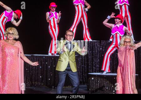 Geschwister Pfister in All-Singing, All-Dancing Yiddish Revue von Barrie Kosky Stock Photo