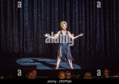 Ruth Brauer-Kvam in All-Singing, All-Dancing Yiddish Revue von Barrie Kosky Stock Photo