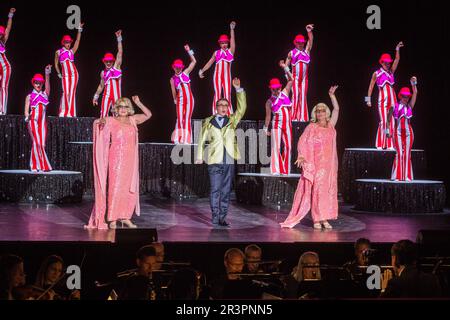 Geschwister Pfister in All-Singing, All-Dancing Yiddish Revue von Barrie Kosky Stock Photo