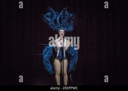 Sigalit Feig in All-Singing, All-Dancing Yiddish Revue von Barrie Kosky Stock Photo