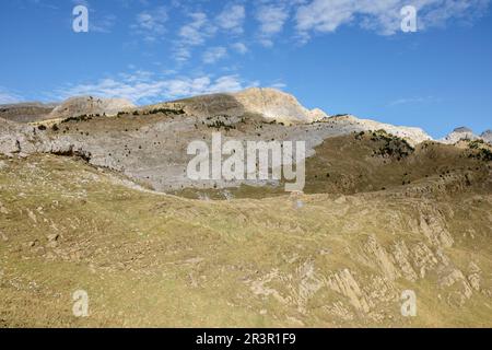 Alto de Budogia (2367 mts), Mesa de los Tres Reyes (2448 mts),Hoya de la Solana, Parque natural de los Valles Occidentales, Huesca, cordillera de los pirineos, Spain, Europe. Stock Photo