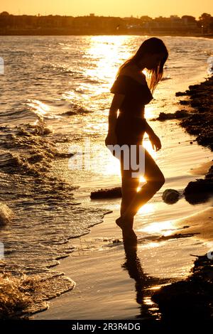 mujer joven practicando yoga, playa de Sa Rapita, Campos, Mallorca, balearic islands, Spain. Stock Photo