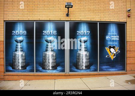 Pittsburgh Penguins display the Stanley Cup at center ice before the start  of the 09-10 season against the New York Rangers at the Mellon Arena in  Pittsburgh on October 2, 2009. (UPI
