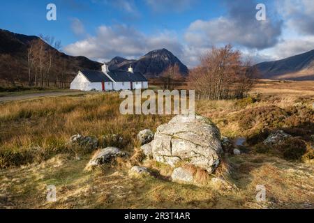 casa tipica, valle de Glen Coe ,Geoparque Lochaber, Highlands, Escocia, Reino Unido. Stock Photo
