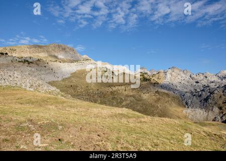 Alto de Budogia (2367 mts), Mesa de los Tres Reyes (2448 mts), Pico Mouscaté (2236 mts), Petrachema-Ansabere (2378 mts), Hoya de la Solana, Parque natural de los Valles Occidentales, Huesca, cordillera de los pirineos, Spain, Europe. Stock Photo