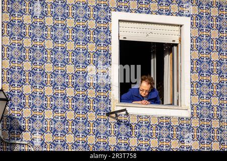 señora en la pared de azulejos, Cais dos Botiroes, Aveiro, Región Centro Portugal. Stock Photo