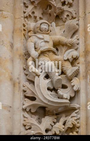 figura de un astronauta , puerta de Ramos, Catedral de la Asunción de la Virgen, Catedral Nueva, Salamanca, comunidad autónoma de Castilla y León, Spain. Stock Photo