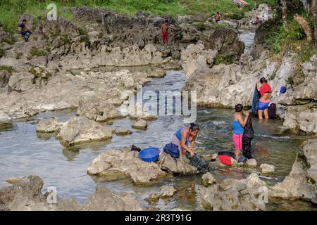 mujeres lavando ropa en el rio Cuatro Chorros, La Parroquia, Zona Reina, Quiche, Guatemala, America Central. Stock Photo