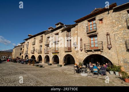 Plaza Mayor, Aínsa, Huesca, Aragón, cordillera de los Pirineos, Spain. Stock Photo