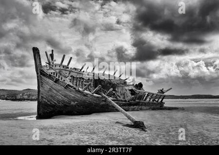 Eddie's Boat, Bunbeg Beach, Bunbeg, Gweedore, County Donegal, Shipwreck, Bad Eddie, Magheraclogher Beach, Ireland Stock Photo