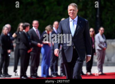 Bukarest, Romania. 24th May, 2023. Klaus Iohannis, President of Romania, arrives to greet German President Steinmeier at the President's official residence, the Cotroceni Palace. Credit: Bernd von Jutrczenka/dpa/Alamy Live News Stock Photo