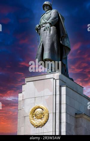 Soldier of the Red Army, in the background a threatening evening sky, Soviet Memorial on the Strasse des 17. Juni, Tiergarten, Berlin, Germany Stock Photo