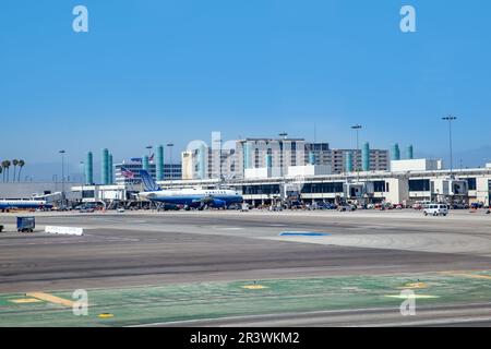 Los Angeles, USA - June 29, 2012:   cars and loaders ready to unload next aircraft, United Airlines aircrafts standing at the terminal gates ready for Stock Photo