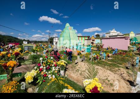 tumbas de colores, celebracion del dia de muertos en el Cementerio General, Santo Tomás Chichicastenango, República de Guatemala, América Central. Stock Photo