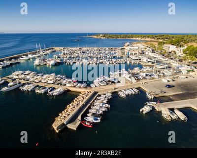 Club Nautico S'Estanyol, con el Faro de S'Estalella al fondo, llucmajor, Mallorca, balearic islands, spain, europe. Stock Photo