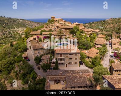 Deià, iglesia y parte alta del pueblo, Mallorca, balearic islands, spain, europe. Stock Photo
