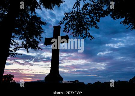 cruz latina y puesta de sol, iglesia de Santa Margarita. 1470, Debno , voivodato de la Pequeña Polonia, Cárpatos, Polonia, europe. Stock Photo