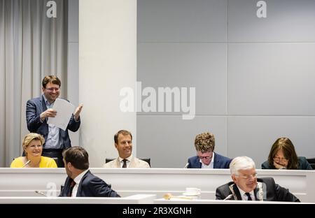 THE HAGUE - Municipal Councilor Robert Barker (Party for the Animals, 2nd L) and the Municipal Executive during an extra council meeting. The council continues to discuss the future of the coalition. The largest party in the council, Hart voor Den Haag/Groep de Mos, is in the opposition, but wants to return to the council now that party leader Richard de Mos has been acquitted of corruption. ANP SEM VAN DER WAL netherlands out - belgium out Stock Photo