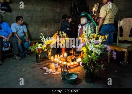 Cofradía de la Santa Cruz o Maximón, deidad sincrética, con orígenes católicos (San Simón) y Mayas, Santiago Atitlan, departamento de Sololá, Guatemala, Central America. Stock Photo