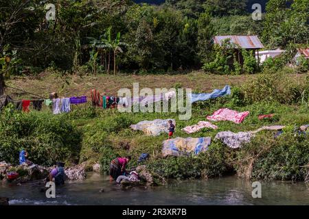 lavando la ropa en el rio Cuatro Chorros, . Lancetillo, La Parroquia, zona Reyna, Quiche, Guatemala, Central America. Stock Photo