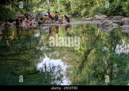 mujeres lavando ropa en el rio Cuatro Chorros, La Parroquia, Zona Reina, Quiche, Guatemala, America Central. Stock Photo