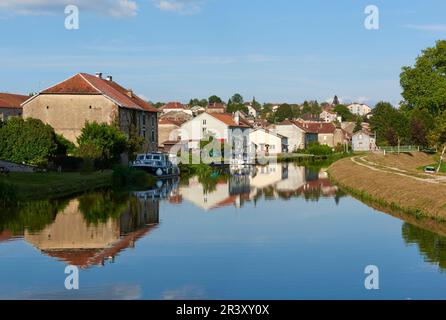 Selles (north-eastern France): banks of the Canal des Vosges (formerly Canal de l'Est, southern part) Stock Photo