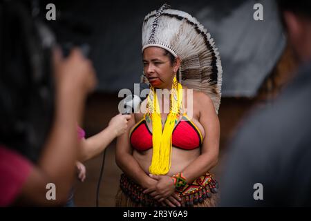 Chief Ãngohó Pataxó, an indigenous community leader make speeches during the celebrations of the Indigenous Peoples Day, at the Aldeia Katurãma. (Photo by Ivan Abreu/SOPA Images/Sipa USA) Credit: Sipa USA/Alamy Live News Stock Photo