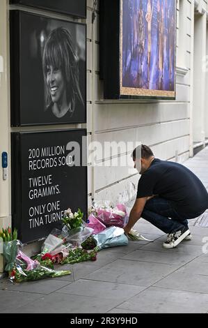 London, UK. 25th May, 2023. Tributes To Tina Turner Laid Outside Aldwych Theatre In London, United Kingdom, on May 25, 2023 (Photo by Robin Pope/NurPhoto)0 Credit: NurPhoto SRL/Alamy Live News Stock Photo