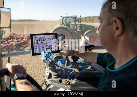 Meyenburg, Deutschland. 19th Apr, 2023. Ground cultivation for corn sowing with tractor Fendt 1050 (500 hp) and Horsch cultivator Tiger 5 AS, working depth 25 cm in Meyenburg, May 25th, 2023. || Model release available Credit: dpa/Alamy Live News Stock Photo