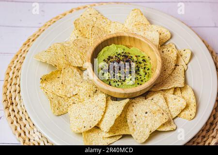 plato de nachos con bold de guacamole con semillas Stock Photo