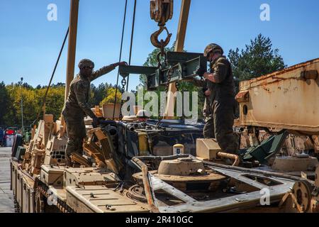 Poland. 10th May, 2023. Soldiers assigned to Aggressor Company, 2nd Battalion, 70th Armor Regiment, 2nd Armored Brigade Combat Team, 1st Infantry Division supporting the 4th Infantry Division, pull an engine from an M1 Abrams tank during maintenance at Nowa Deba Training Area, Poland, May 10, 2023 (Credit Image: © U.S. Army/ZUMA Press Wire Service) EDITORIAL USAGE ONLY! Not for Commercial USAGE! Stock Photo