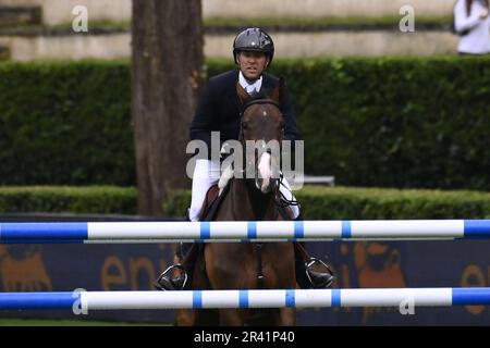 Rome, Italy. 25th May, 2023. Simon Delestre (FRA) during the 90Â° CSIO ROMA 2023, CSIO5* A against the clock (238.2.1) - 1.50m - 30.000 â&#x82;¬ - LR - presented by ENI, on May 25, 2023 at Piazza di Siena in Rome, Italy. Credit: Independent Photo Agency/Alamy Live News Stock Photo