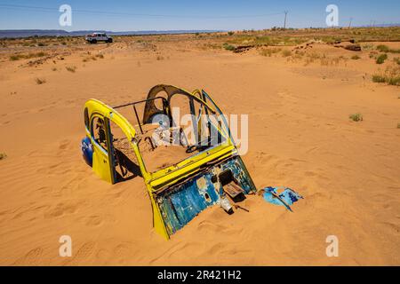 citroen 2CV enterrado en la arena, Tamegroute, Marruecos, Africa. Stock Photo