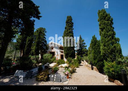 Deià, iglesia y parte alta del pueblo, Mallorca, balearic islands, spain, europe. Stock Photo