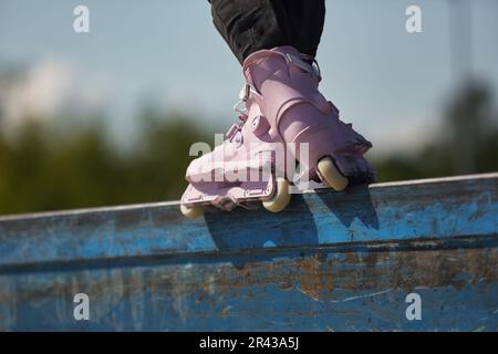 https://l450v.alamy.com/450v/2r43a5j/skater-girl-grinding-on-a-ledge-in-a-skatepark-female-inline-roller-blader-performing-grind-trick-2r43a5j.jpg