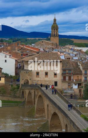 Puente la Reina, Gares, Pilgrims, Medieval bridge, River Arga, Camino de Santiago, pilgrims way, Way of St James, Navarre, Spain Stock Photo