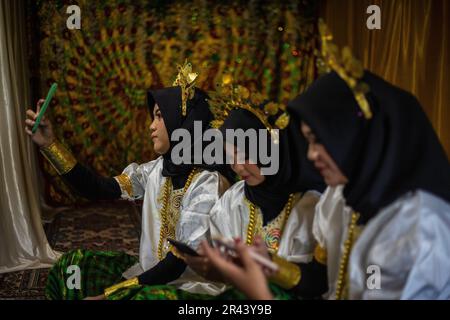 Traditional costumes during a bugis weeding in Sulawesi, Indonesia ...