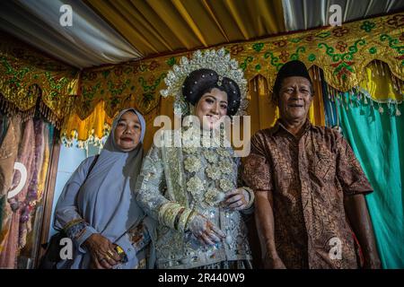 Traditional costumes during a bugis weeding in Sulawesi, Indonesia ...