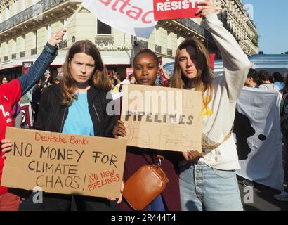 Paris, France. 26th May, 2023. Environmental activists protest against a planned oil pipeline in East Africa in front of the building where the annual general meeting of the French oil and gas giant TotalEnergies is to be held. Among the demonstrators were Patience Nabukalu (2nd from right) and Luisa Neubauer (l) from Fridays for Future. Credit: Rachel Boßmeyer/dpa/Alamy Live News Stock Photo