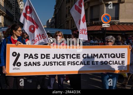 Paris, France. 26th May, 2023. Demonstration on the outskirts of the Paris venue for TotalEnergies Annual General Meeting in Paris, France on May 26, 2023. The French oil and gas giant is gearing up for an electric meeting, targeted by a coalition of associations threatening to block it, but also by some of its shareholders who disagree with its climate policy. Photo by Pierrick Villette/ABACAPRESS.COM Credit: Abaca Press/Alamy Live News Stock Photo