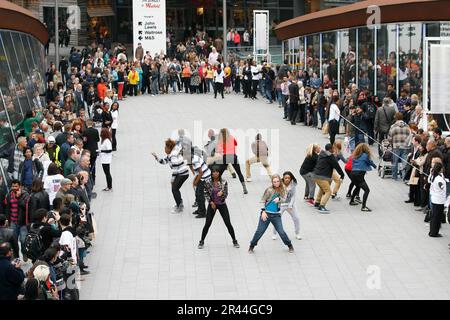 200 dancers from across London came together for a  flashmob on the bridge at Westfield Stratford City.  The Flashmob celebrates the Big Dance 2012 six week countdown for English National Ballet and East London Dance, the West and East London Hubs. Big Dance 2012 is part of the London 2012 Festival. Westfield Stratford City, London 18.May.2012 Stock Photo