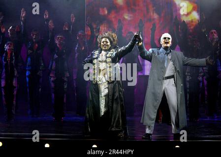Sharon D Clarke (Killer Queen), Alexander Hanson (Khashoggi) in WE WILL ROCK YOU at the Dominion Theatre, London W1  14/05/2002  music & lyrics by Queen  story & script by Ben Elton  set design: Mark Fisher  costumes: Tim Goodchild  lighting: Willie Williams  musical staging: Arlene Phillips  directed by Christopher Renshaw Stock Photo