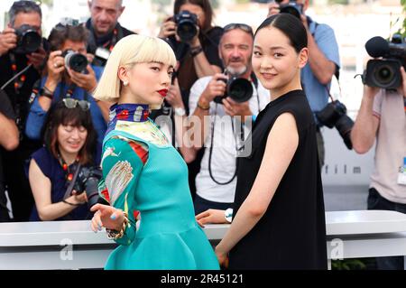 Aoi Yamada und Arisa Nakano beim Photocall zum Kinofilm 'Perfect Days' auf dem Festival de Cannes 2023 / 76. Internationale Filmfestspiele von Cannes am Palais des Festivals. Cannes, 26.05.2023 Stock Photo