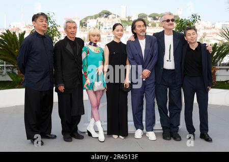 Takuma Takasaki, Min Tanaka, Aoi Yamada, Arisa Nakano, Koji Yakusho, Wim Wenders und Koji Yanai beim Photocall zum Kinofilm 'Perfect Days' auf dem Festival de Cannes 2023 / 76. Internationale Filmfestspiele von Cannes am Palais des Festivals. Cannes, 26.05.2023 Stock Photo