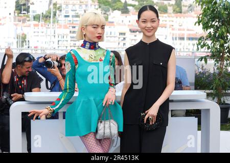 Aoi Yamada und Arisa Nakano beim Photocall zum Kinofilm 'Perfect Days' auf dem Festival de Cannes 2023 / 76. Internationale Filmfestspiele von Cannes am Palais des Festivals. Cannes, 26.05.2023 Stock Photo