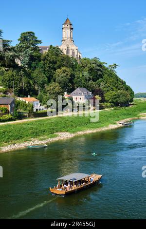 Mauges-sur-Loire, formerly Saint-Florent-le-Vieil (north-western France): banks of the River Loire and typical riverboat “toue cabanee” Stock Photo