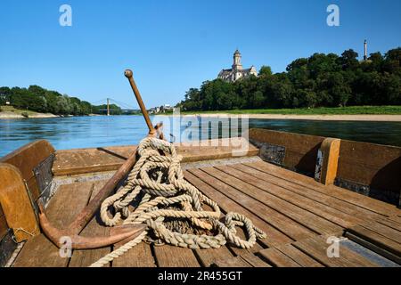 Mauges-sur-Loire, formerly Saint-Florent-le-Vieil (north-western France): banks of the River Loire and cordage on a typical riverboat “toue cabanee” Stock Photo