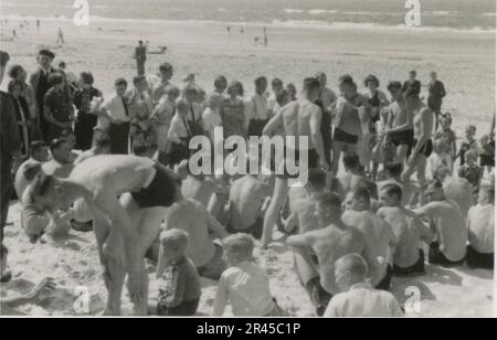 Augustin, Paul, SS photographer of the Leibstandarte Adolf Hitler. Documented events in Holland, France (1940) and Russia (1941-43). French prisoners of war, bridging building, anti-tank gun crew, machine gun team, vehicle convoys on the road and in cities, Belgian forts, prisoner of war camp, scenes of destruction, post-combat and occupation activities, training and sports activities, Hitler Youth and Bund Deutscher Mädel (League of German Girls) sports activities and cultural performances, unit formations and ceremonies, field hospital, individual and group formal photos, light anti-aircraft Stock Photo