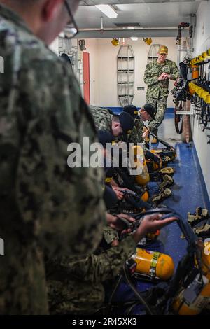 Recruits participate in Battle Stations inside USS Trayer (BST 21) at Recruit Training Command (RTC). Trayer, more commonly referred to as 'Battle Stations,' is the crucible event that recruits must pass prior to graduation, testing their knowledge and skills in basic seamanship, damage control, firefighting and emergency response procedures. Boot camp is approximately 10 weeks and all enlistees into the U.S. Navy begin their careers at the command. Training includes five warfighting competencies of firefighting, damage control, seamanship, watchstanding, and small arms handling and marksmansh Stock Photo